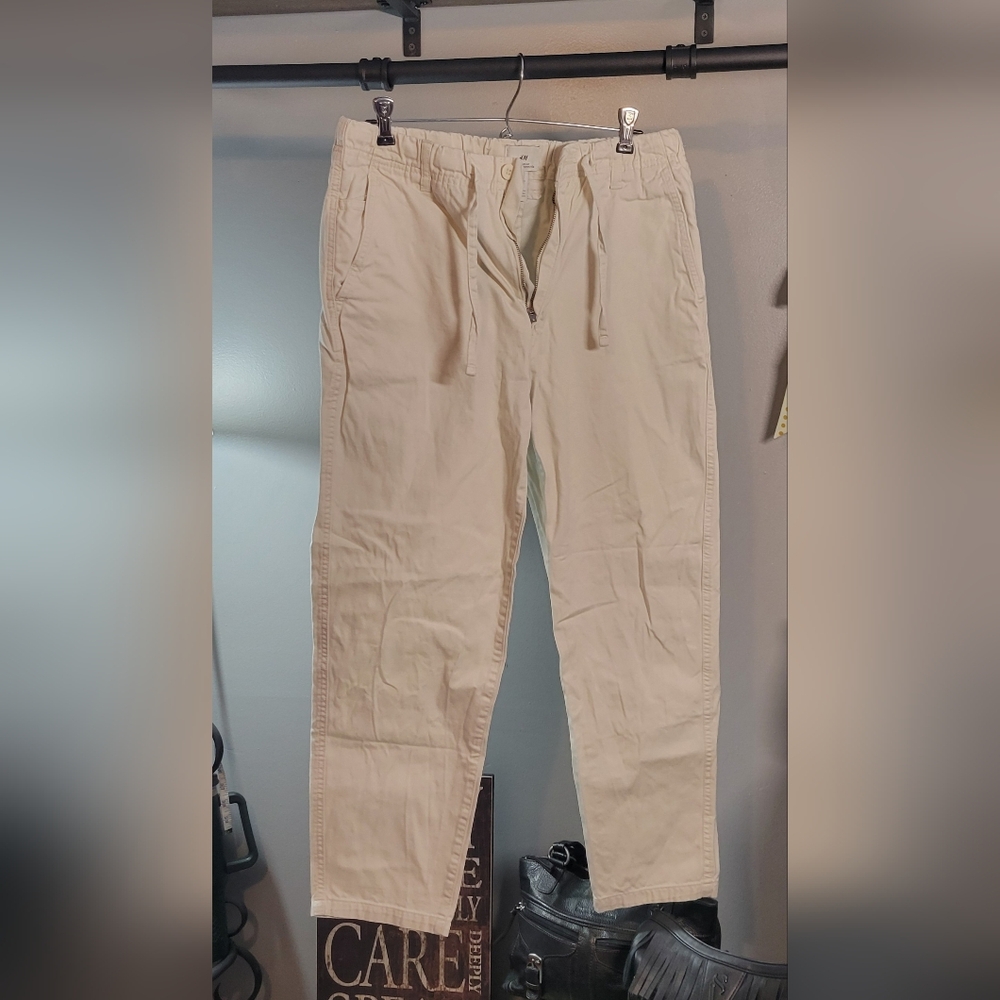 H&M Cream Cargo Pants with Relaxed Fit and Lightweight Fabric